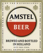 Links boven het wapen van Prins Bernhard, rechts dat van het Zweedse hof.