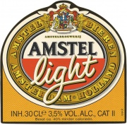 Het wapen van Prins Bernhard, nog prominenter afgebeeld op het Amstel Light etiket. Op het schild twee gevleugelde helmen met gesloten vizier. Links naast het schild een leeuw.