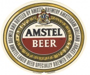 Wapen van de prins, nu groter en in kleur boven in het midden op het Amstel etiket nieuwe stijl.